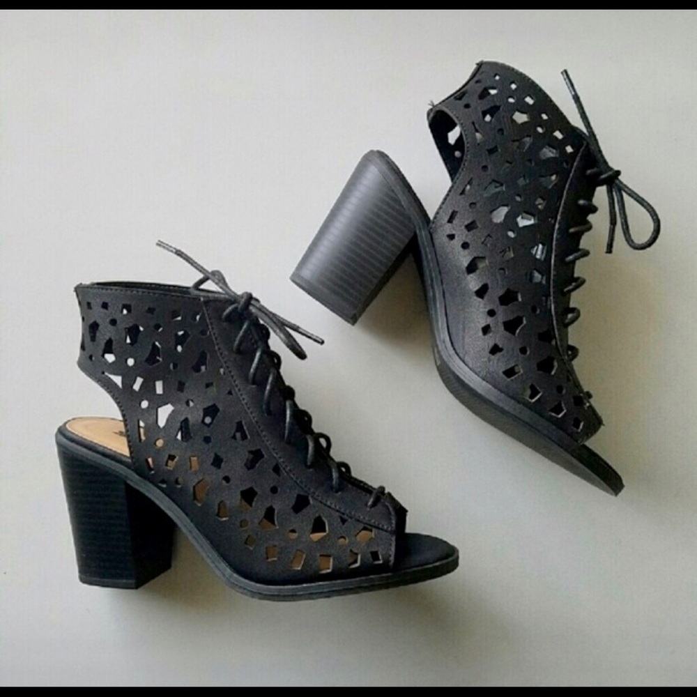 BLACK LACE UP BOOTIES